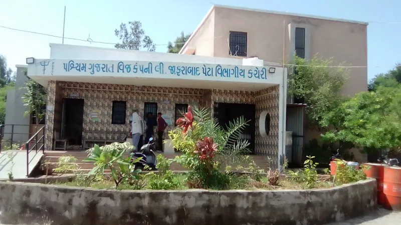 જાફરાબાદમાં પાવર કટ અને ઉભી થયેલી વીજ સમસ્યા અંગે પીજીવીસીએલ કચેરી બહાર એકઠા થયેલા રોષે ભરાયેલા સ્થાનિક નાગરિકો