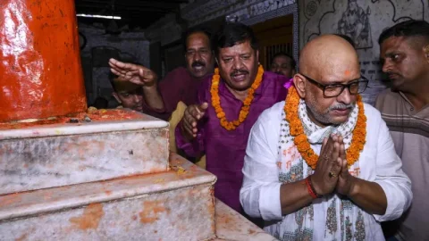 અયોધ્યામાં કોંગ્રેસના નેતાઓને રામ મંદિરના દર્શન કરવા મળ્યા, વહીવટીતંત્ર સાથે ઘર્ષણ બાદ મંજૂરી