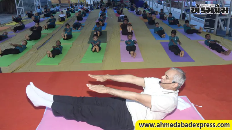 સરતાનપર પ્રાથમિક શાળામાં રાજ્યપાલનો રાત્રિ વિશ્રામ: વિદ્યાર્થીઓ સાથે કર્યો યોગાભ્યાસ
