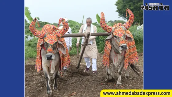 રાજ્યપાલ આચાર્ય દેવવ્રતજીની ઘોઘાના પ્રગતિશીલ ખેડૂતના ફાર્મની મુલાકાત: પ્રાકૃતિક ખેતીને આપ્યું પ્રોત્સાહન