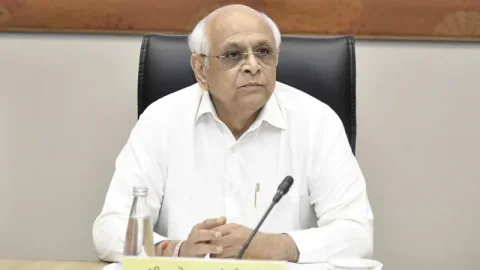 બનાસકાંઠા: વડગામમાં નવી મોડલ સબ-રજિસ્ટ્રાર કચેરીનું ઇ-લોકાર્પણ, ૪૧ તલાટીઓને નિમણૂકપત્રો - Ahmedabad Express