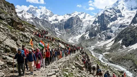અમરનાથ યાત્રા : ચોથી ટુકડી જમ્મુ બેઝ કેમ્પથી રવાના, સુરક્ષા અને સ્વાસ્થ્ય સુવિધાઓ સુનિશ્ચિત
