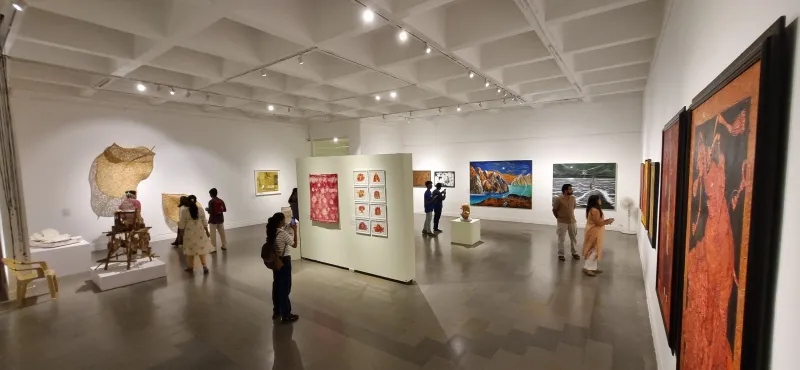 અમદાવાદમાં કલાનો અનોખો સંગમ: 'પેરિફરી અને સેન્ટર' પ્રદર્શન કઈ રીતે નવા વલણો દર્શાવે છે?