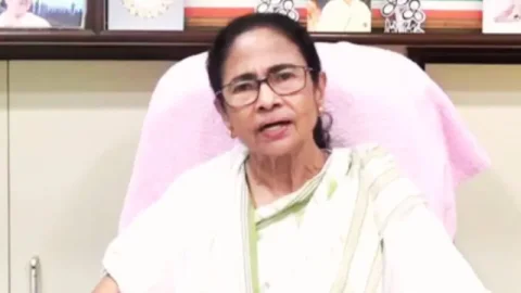 મમતા બેનર્જીનો વિદ્રોહીઓને પડકાર: 'હિંમત હોય તો ભાજપમાં જોડાઈ જાઓ!' - અમદાવાદ એક્સપ્રેસ