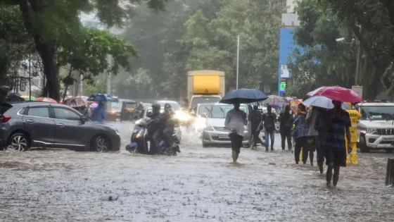 મુંબઈમાં ભારે વરસાદની આગાહી: શાળાઓ અને કોલેજો બંધ, જનજીવન પ્રભાવિત | અમદાવાદ એક્સપ્રેસ