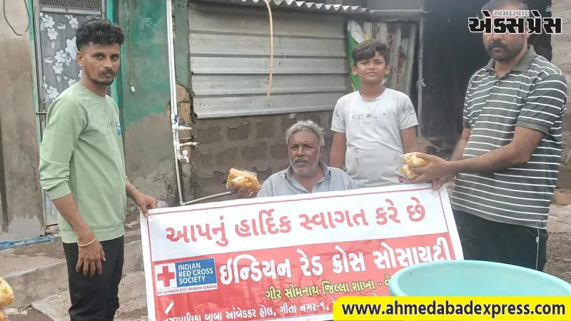 ભારે વરસાદથી પ્રભાવિત ઉના તાલુકામાં ગ્રામ્યવિસ્તારમાં ફૂડપેકેટ વિતરણ કરાયા