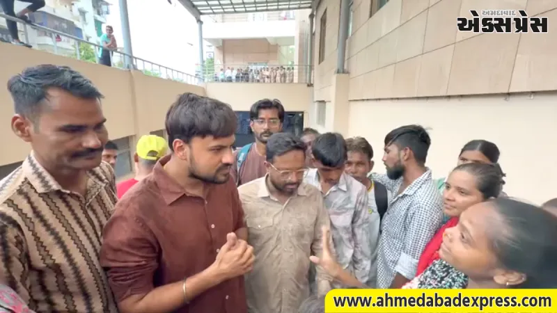 ડોક્ટર અને સફાઈ કર્મચારીના જીવની કિંમત સમાન હોવી જોઈએ: ડો. કરન બારોટ AAP
