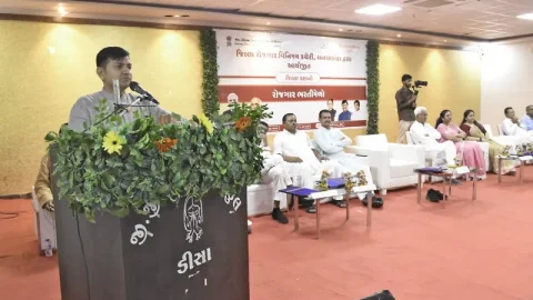 ડીસામાં ભવ્ય રોજગાર ભરતીમેળો: મંત્રી પ્રવીણભાઈ માળીના હસ્તે પ્રારંભ, ૪૦થી વધુ અગ્રણી કંપનીઓએ ૧,૭૦૦થી વધુ યુવાનો માટે ખોલ્યા દ્વાર