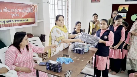 શ્રી જુનાગઢ મહિલા શરાફી સહકારી મંડળી દ્વારા શાળામાં કીટ વિતરણ