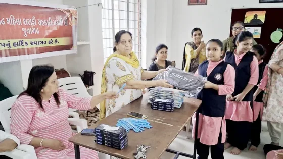 શ્રી જુનાગઢ મહિલા શરાફી સહકારી મંડળી દ્વારા શાળામાં કીટ વિતરણ
