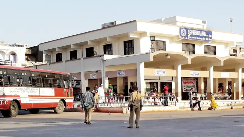 લુણાવાડા એસટી ડેપોની ઉદાસીનતા: ખારોલ રૂટ પર મુસાફરોને હાલાકી