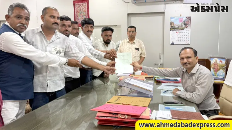 દૂધના અન્યાયી ભાવ ફેર સામે સુરેન્દ્રનગરના પશુપાલકો અને માલધારીઓ દ્વારા કલેક્ટરને આવેદનપત્ર પાઠવ્યુ
