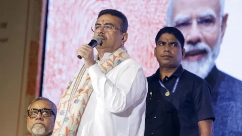કોલકાતા: શિક્ષિકા દ્વારા વિદ્યાર્થીને તિલક ભૂંસાવવાનો વિવાદ, ધાર્મિક લાગણી દુભાવવાનો કેસ દાખલ