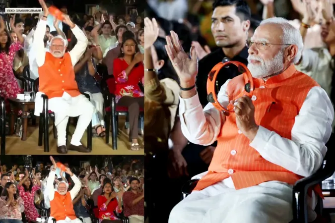 નવી દિલ્હીમાં 'ભજન ક્લબિંગ' કાર્યક્રમ દરમિયાન ખંજરી વગાડીને ભજન ગાઈ રહેલા વડાપ્રધાન નરેન્દ્ર મોદી
