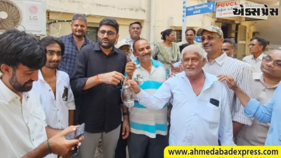 જૂનાગઢ અધિક્ષક ઈજનેર (SE) કચેરીએ અધિકારીઓને ફાનસ આપીને AAP નેતાનો અનોખો વિરોધ