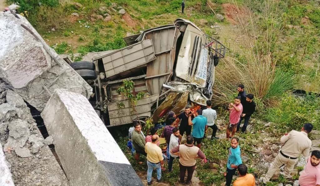 Bus Accident : અમૃતસરથી કટરા જઈ રહેલી બસ ઊંડી ખીણમાં પડી, 75 મુસાફરો સવાર હતા; 10 માર્યા ગયા