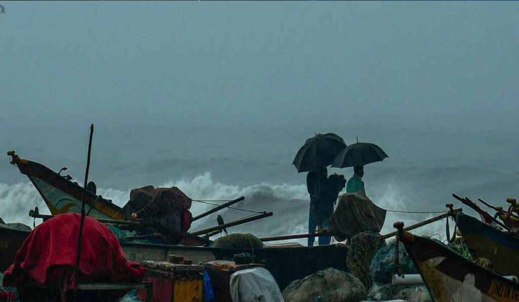 TamilNadu Cyclone Alert : ફેંગલ વાવાઝોડું દક્ષિણ ભારતમાં ત્રાટક્યું