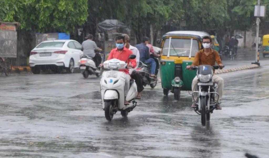 Heavy Rain  : ગુજરાતમાં ભારે વરસાદને કારણે રેડ એલર્ટ અને પૂરની સ્થિતિ સર્જાઈ