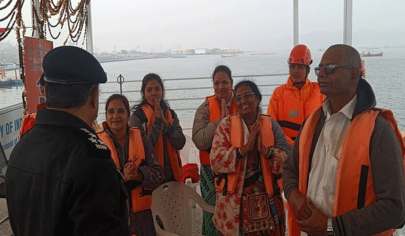 Maha Kumbh:  NDRFએ મોક ડ્રીલ દરમિયાન નવ જણના પરિવારને ગંગામાં ડૂબતા બચાવ્યા