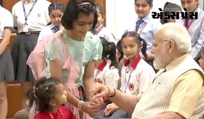 PM મોદીએ દિલ્હીમાં શાળાની છોકરીઓ સાથે રક્ષાબંધનની ઉજવણી કરી, તેને આપણી સંસ્કૃતિનું પવિત્ર પ્રતિબિંબ ગણાવ્યું