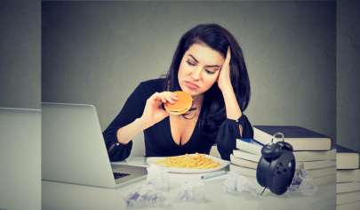 તણાવના સમયે મહિલાઓ ચિપ્સ, આઈસ્ક્રીમ અને ફાસ્ટ ફૂડ તરફ કેમ વળે છે 